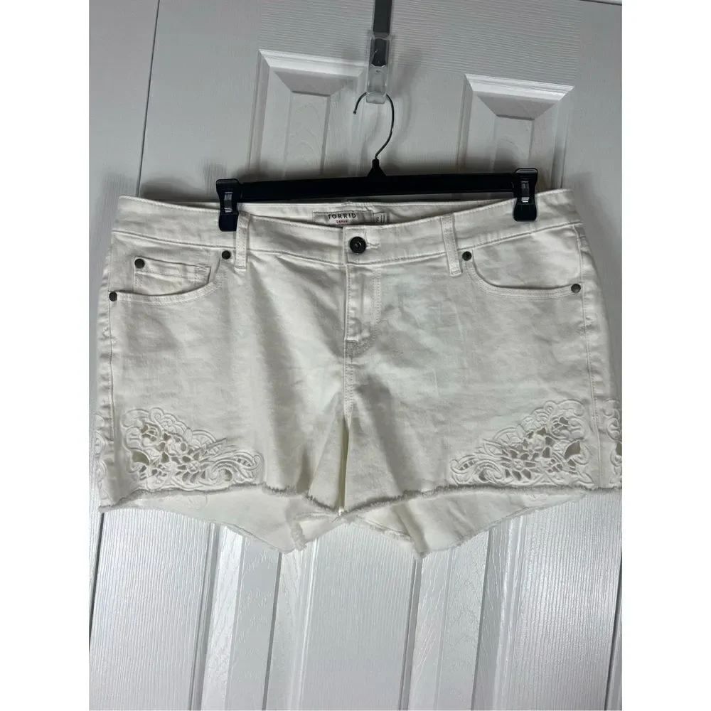 Torrid Womens White Shorts Size 16